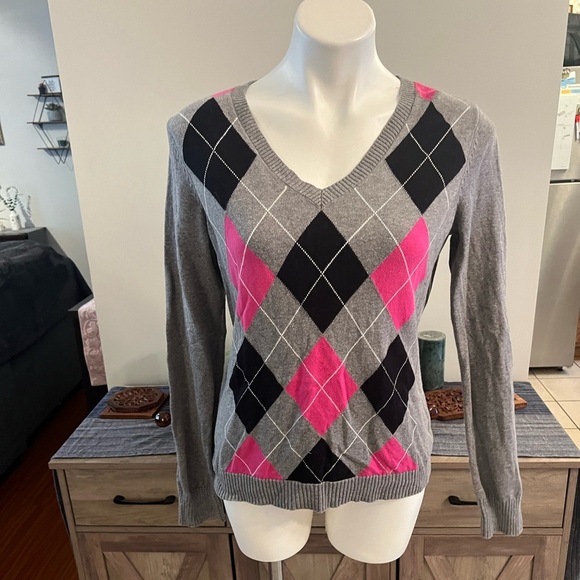 Izod like new vneck argyle sweater - Picture 2 of 4